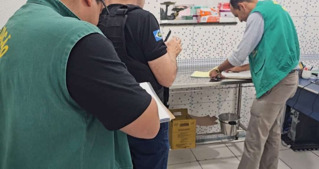 Operação realiza fiscalização em pet shop investigado por causar cegueira em cachorro