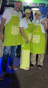 Da esquerda para direita, Adriano Chendes, Elizangela Chendes e João Gabriel Chendes na equipe de serviço da Festa das Nações 2023