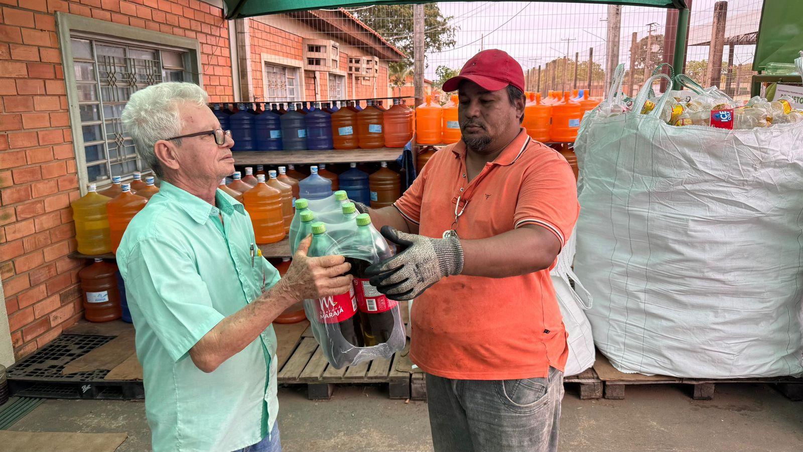 Indústria dá refrigerante de graça em troca de garrafas PET vazias