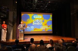 Foi lançada oficialmente a 22ª edição da Liquidaqui, tradicional campanha promocional do comércio varejista de Rondonópolis. O evento de apresentação ocorreu na noite de terça-feira (15), no auditório do Sesc, e contou com a participação de empresários, lojistas associados, autoridades e representantes de instituições parceiras.A campanha deste ano será realizada entre os dias 4 e 13 de setembro. A proposta da CDL é ampliar o alcance da Liquidaqui com ações nas principais regiões da cidade. A edição de 2025 contará com uma programação especial na Praça Bom Jesus, na Vila Operária, no dia 7, além das atividades já tradicionais na Praça dos Carreiros durante os demais dias.
Durante o lançamento, a Câmara de Dirigentes Lojistas anunciou que a cota base será gratuita para os lojistas associados. Cada empresa vinculada à CDL receberá 100 cupons e um cartaz de identificação da campanha sem custo. A aquisição de materiais adicionais poderá ser feita diretamente com a equipe organizadora.
O presidente da CDL, Leonardo Santos de Resende, destacou o esforço contínuo para ampliar a participação e fortalecer o comércio local. Segundo ele, a campanha tem como meta atingir todas as regiões da cidade, movimentando o setor mesmo em um período de menor consumo.
O vice-presidente da entidade, Fernando Sperança Júnior, ressaltou o impacto positivo da campanha sobre as vendas e incentivou os comerciantes a aproveitarem o período promocional.
O prefeito Cláudio Ferreira participou do evento e reafirmou o apoio institucional à CDL. Ele lembrou a regulamentação da Lei de Liberdade Econômica no município como medida que facilita a abertura de empresas e reduz entraves burocráticos para empreendedores.
Premiação e programação cultural
A edição de 2025 mantém o tradicional sorteio de prêmios para os consumidores que comprarem nas lojas participantes. Estão previstos um carro, uma moto e dois aparelhos iPhone 16. Para participar, é necessário preencher corretamente os cupons distribuídos pelas lojas e depositá-los nas urnas oficiais.
O encerramento da campanha será marcado por um show voltado ao público infantil, com apresentação da Galinha Pintadinha no dia 13 de setembro, na Praça dos Carreiros. A ação busca manter o caráter familiar do evento, que também contará com parque infantil, feira gastronômica e programação cultural.
Apoios institucionais
A realização da Liquidaqui é da CDL de Rondonópolis, com apoio do Sicredi Integração MT/AP/PA, Sebrae Mato Grosso, Prefeitura Municipal, Câmara de Vereadores, Sindicato do Comércio Varejista, Fecomércio MT e 5º Batalhão da Polícia Militar.
A campanha integra o calendário oficial de eventos do município e tem como objetivo fomentar a economia local e fortalecer a identidade do comércio rondonopolitano.