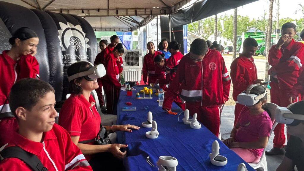 UNEMAT recebe alunos da rede pública em stand na Exposul 2025
