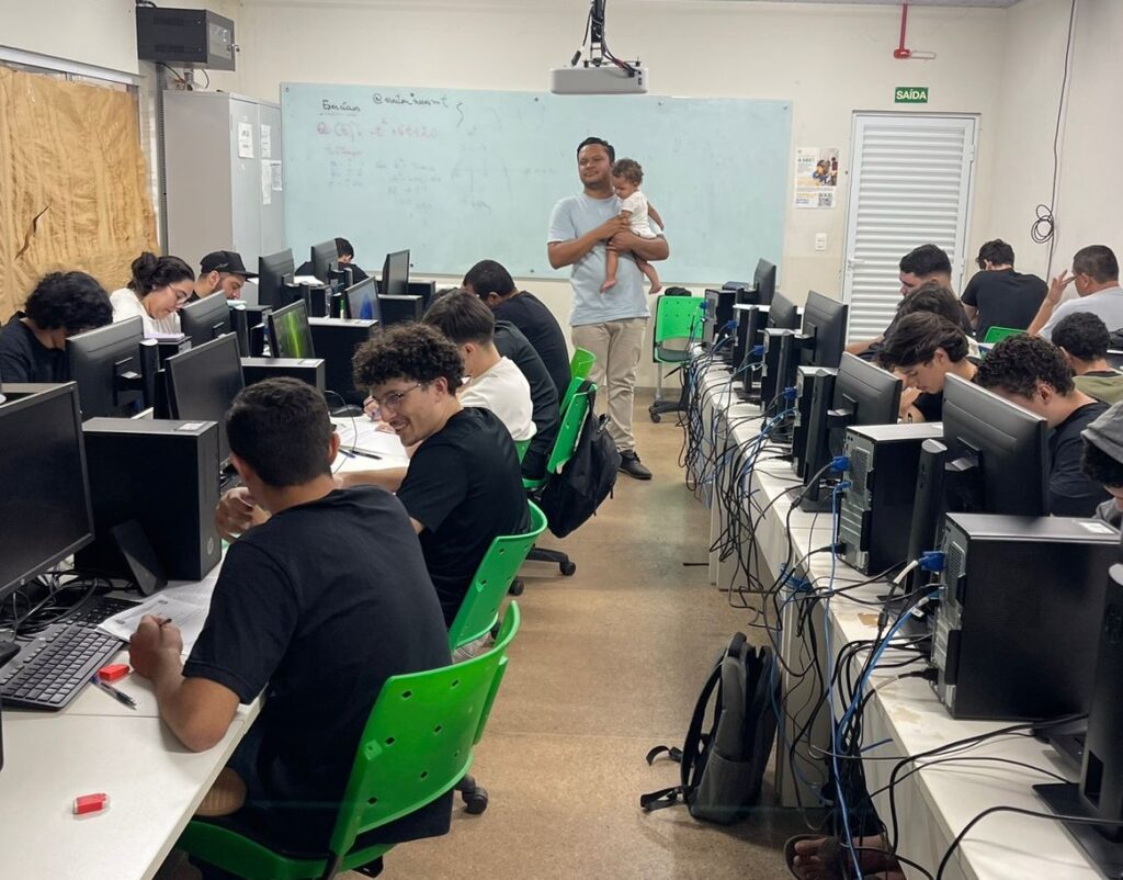 Unemat mostra que ensino também é acolhimento em gesto de professor durante prova